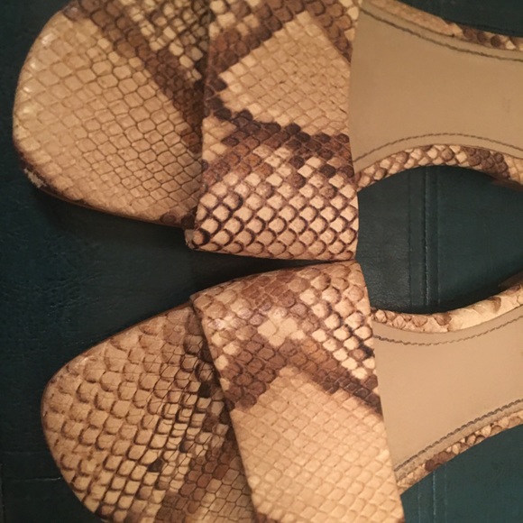 Zara slides - Picture 3 of 5